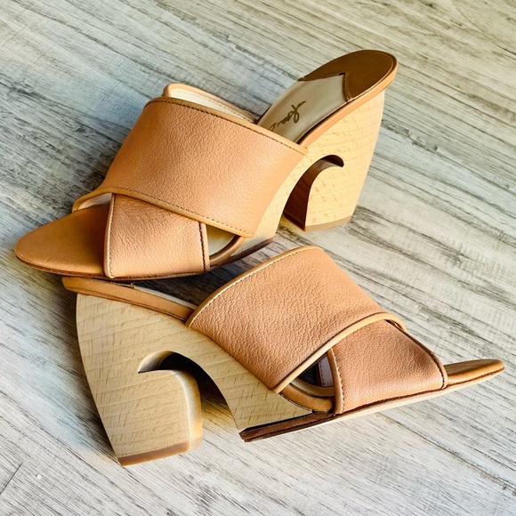 Isa Tapia Carved Wood Heel Mule Tan Crisscross Leather Straps Open Toe SZ 388